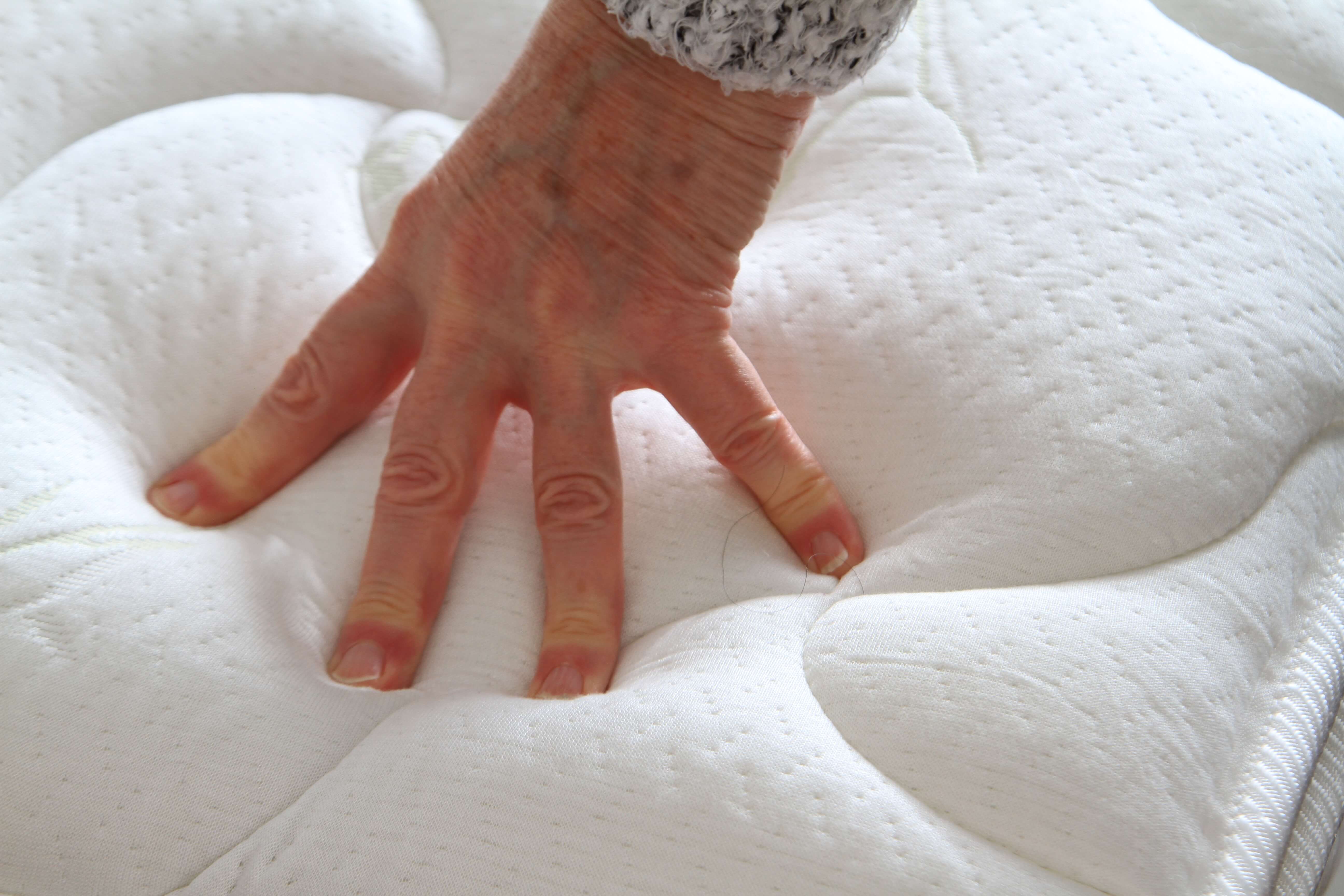 De matras voelt zacht aan